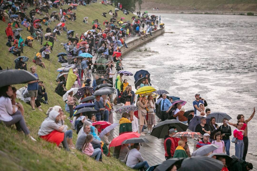 Neries krantinėse Vilniuje – tūkstančiai vėliavų ir „Tautiška giesmė“