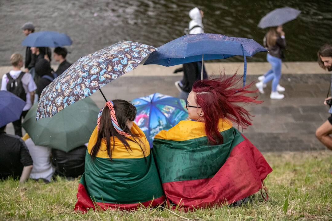 Neries krantinėse Vilniuje – tūkstančiai vėliavų ir „Tautiška giesmė“