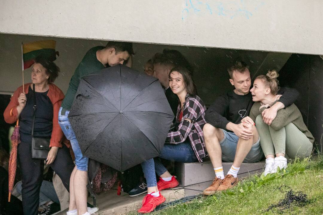 Neries krantinėse Vilniuje – tūkstančiai vėliavų ir „Tautiška giesmė“