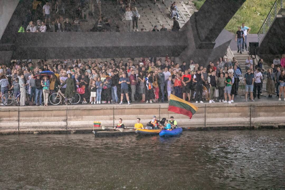 Neries krantinėse Vilniuje – tūkstančiai vėliavų ir „Tautiška giesmė“