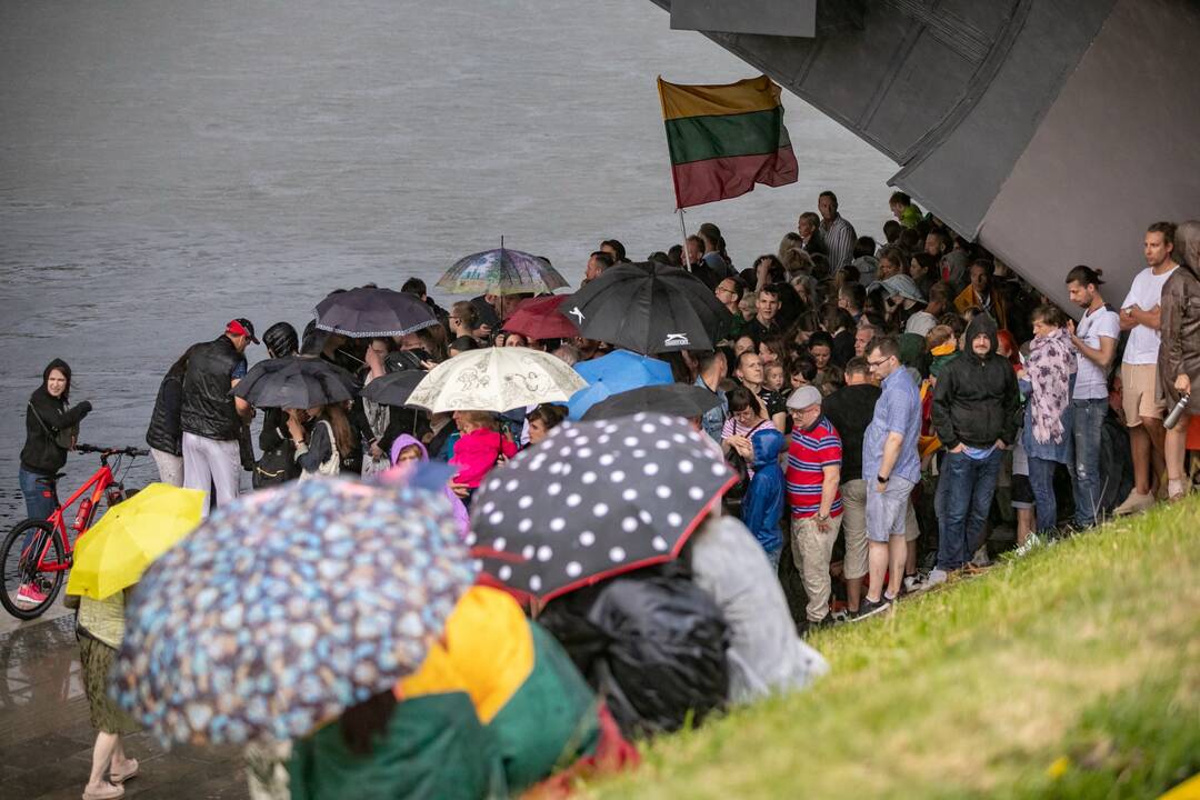 Neries krantinėse Vilniuje – tūkstančiai vėliavų ir „Tautiška giesmė“