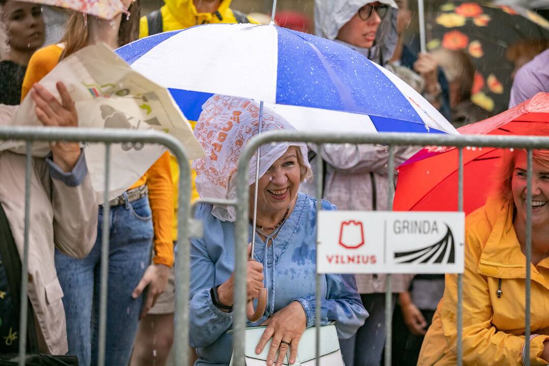 Neries krantinėse Vilniuje – tūkstančiai vėliavų ir „Tautiška giesmė“