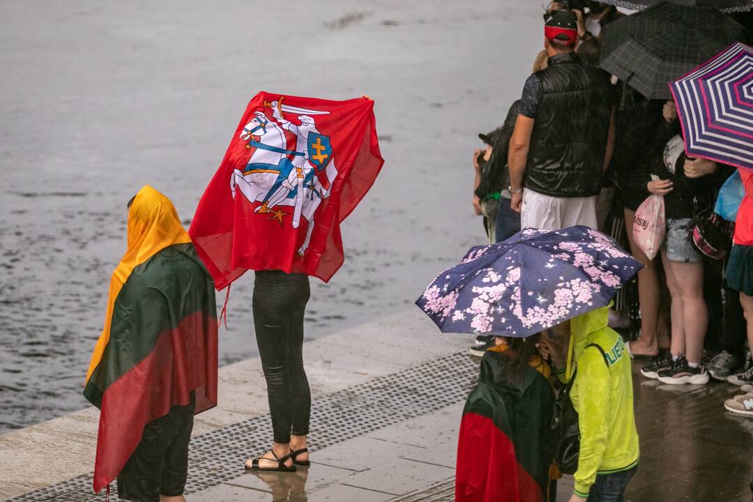 Neries krantinėse Vilniuje – tūkstančiai vėliavų ir „Tautiška giesmė“