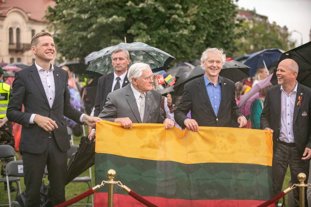 Neries krantinėse Vilniuje – tūkstančiai vėliavų ir „Tautiška giesmė“