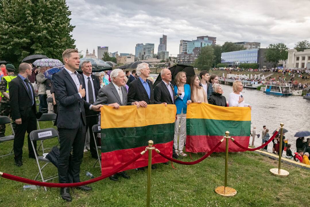 Neries krantinėse Vilniuje – tūkstančiai vėliavų ir „Tautiška giesmė“