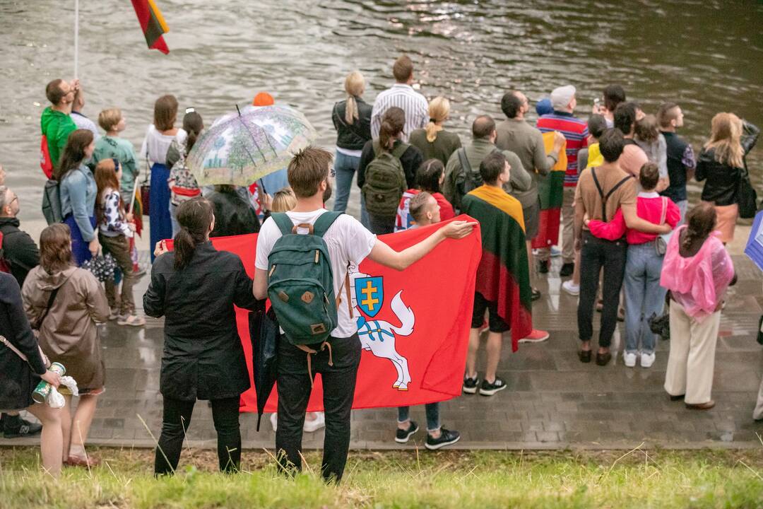 Neries krantinėse Vilniuje – tūkstančiai vėliavų ir „Tautiška giesmė“