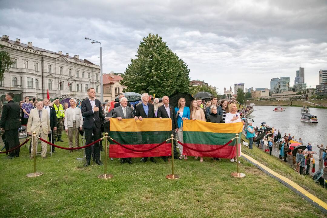 Neries krantinėse Vilniuje – tūkstančiai vėliavų ir „Tautiška giesmė“
