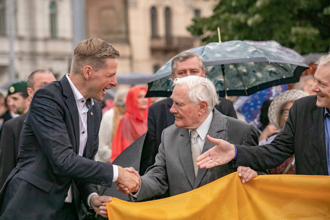 Neries krantinėse Vilniuje – tūkstančiai vėliavų ir „Tautiška giesmė“