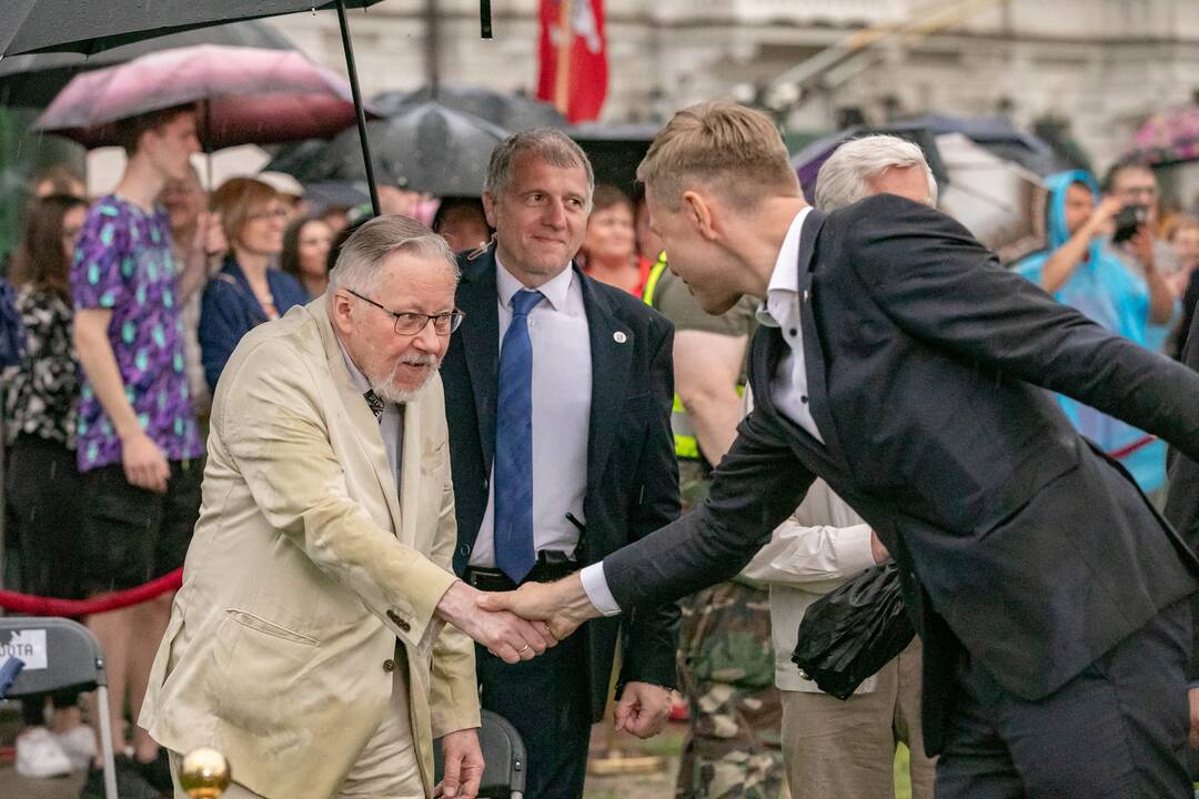 Neries krantinėse Vilniuje – tūkstančiai vėliavų ir „Tautiška giesmė“