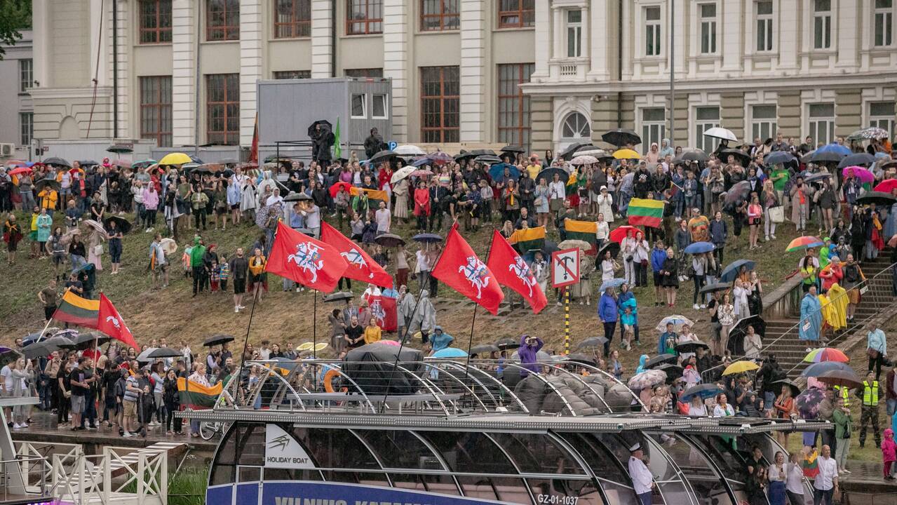 Neries krantinėse Vilniuje – tūkstančiai vėliavų ir „Tautiška giesmė“