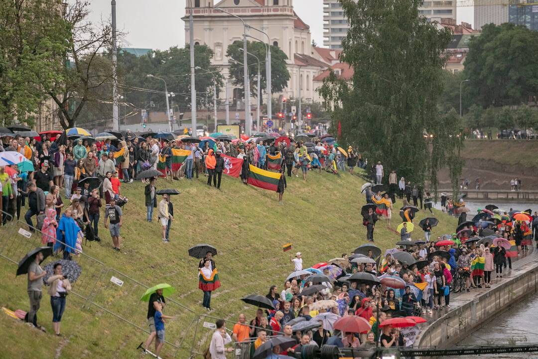 Neries krantinėse Vilniuje – tūkstančiai vėliavų ir „Tautiška giesmė“