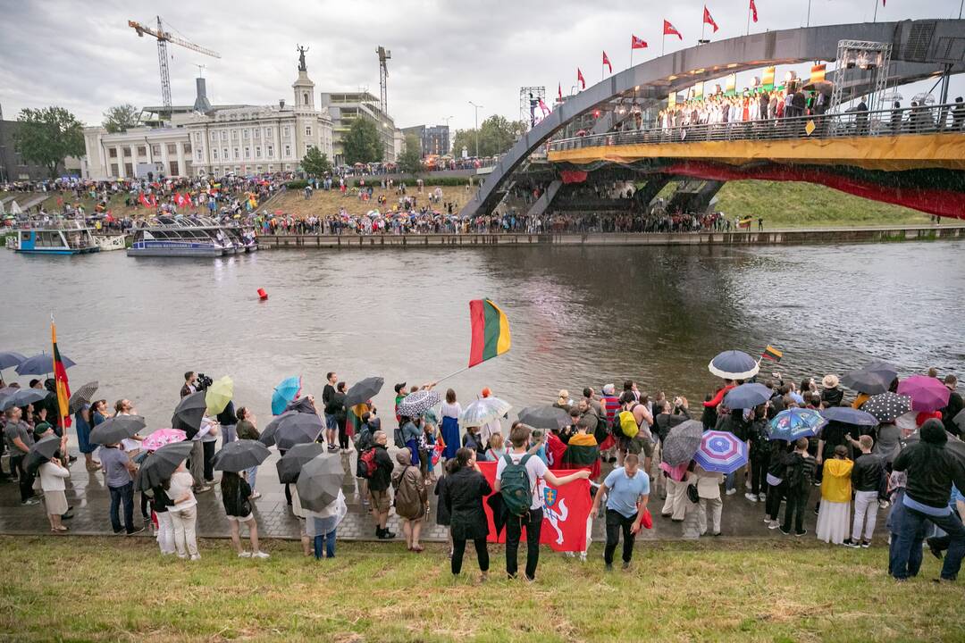 Neries krantinėse Vilniuje – tūkstančiai vėliavų ir „Tautiška giesmė“