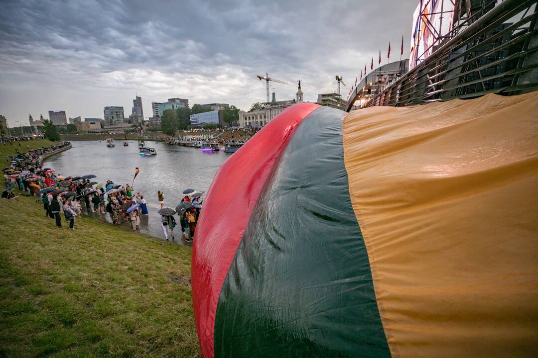 Neries krantinėse Vilniuje – tūkstančiai vėliavų ir „Tautiška giesmė“