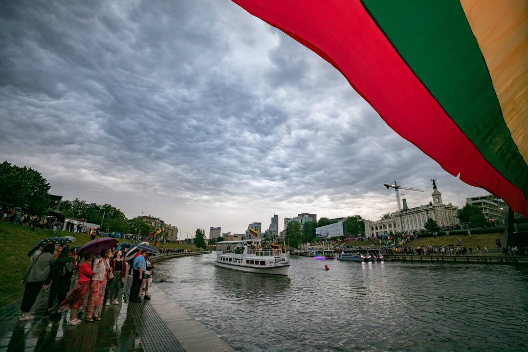 Neries krantinėse Vilniuje – tūkstančiai vėliavų ir „Tautiška giesmė“