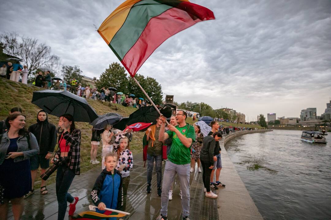 Neries krantinėse Vilniuje – tūkstančiai vėliavų ir „Tautiška giesmė“