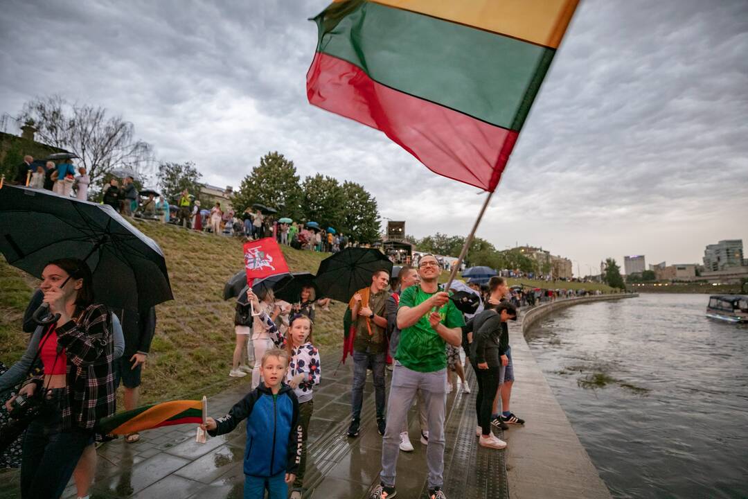 Neries krantinėse Vilniuje – tūkstančiai vėliavų ir „Tautiška giesmė“