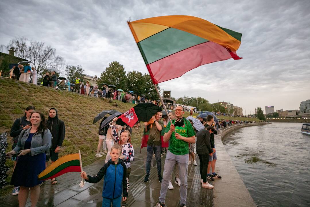 Neries krantinėse Vilniuje – tūkstančiai vėliavų ir „Tautiška giesmė“