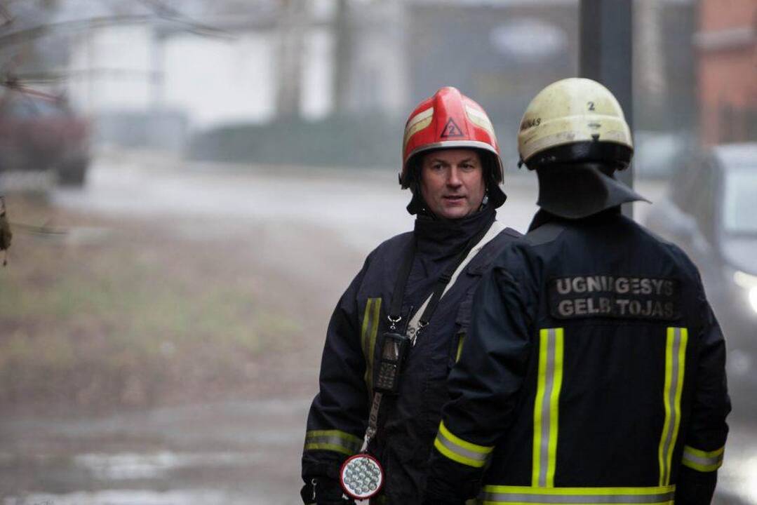 Sodų gatvėje užsiliepsnojo medinis namas, į lauką išvesti du žmonės