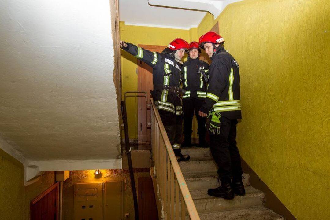 Per žingsnį nuo tragedijos: savo bute užsnūdusį girtą „virėją“ išgelbėjo detektorius