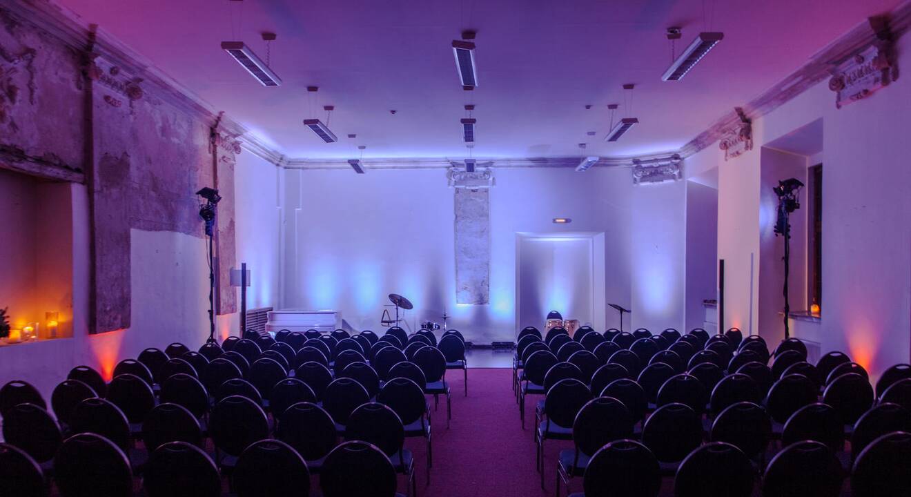 Puošmena: "White Piano Hall" vadovė Ugnė Sabaitytė didžiuojasi ypatingu instrumentu – baltos spalvos "Seiler" fortepijonu.