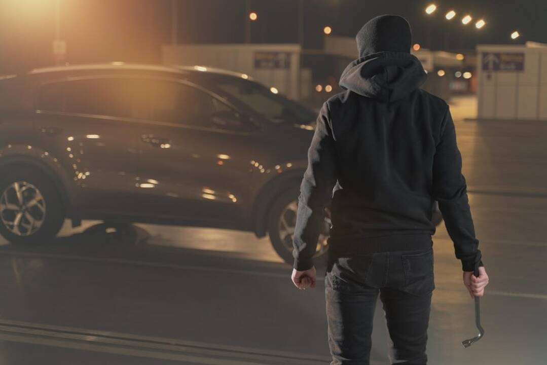 Tragdikomedija: į svetimą automobilį įlipęs vyras apiplėšė moterį ir privertė jį pavėžėti