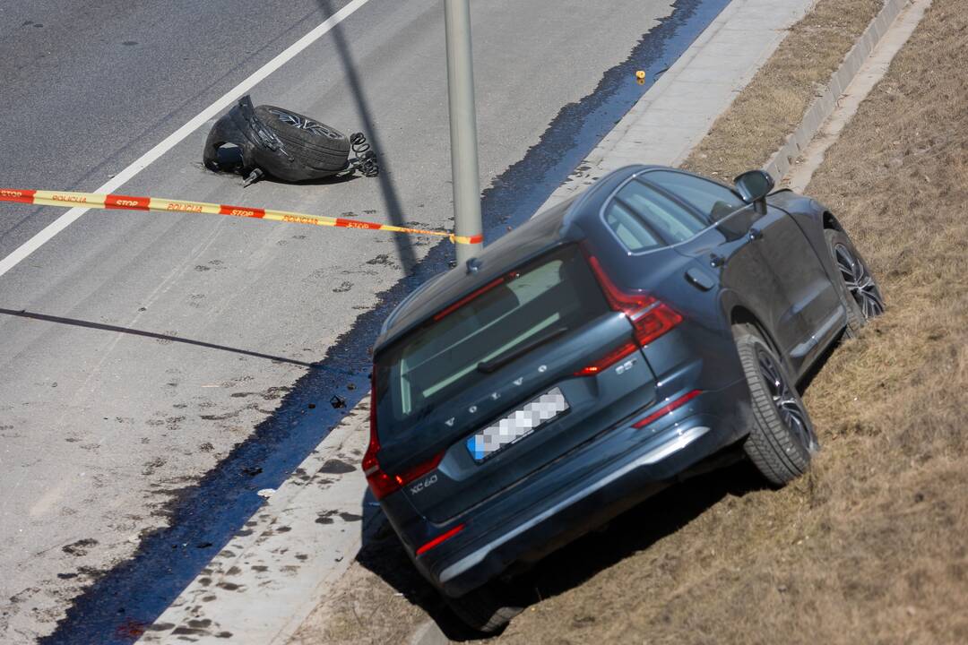 Vilniuje susidūrė trys transporto priemonės: žuvo BMW vairuotojas