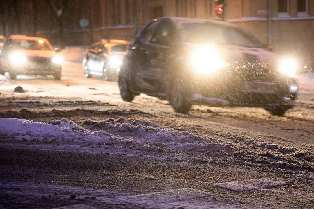 Apstulbino jaunos vairuotojos poelgis kelyje: ačiū merginai ir gėda vyrams, kurie tik žiūrėjo