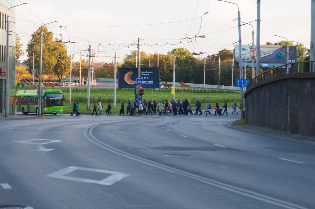 Žmonės rinkosi į šv. Mišias Santakoje