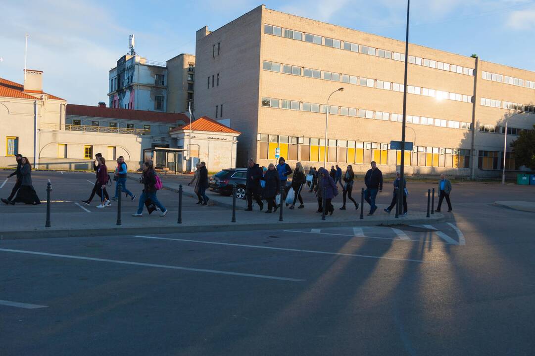 Žmonės rinkosi į šv. Mišias Santakoje