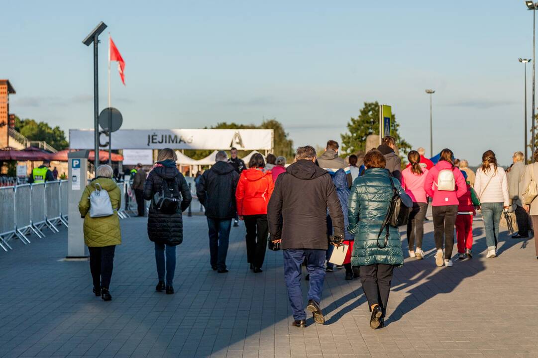 Žmonės rinkosi į šv. Mišias Santakoje
