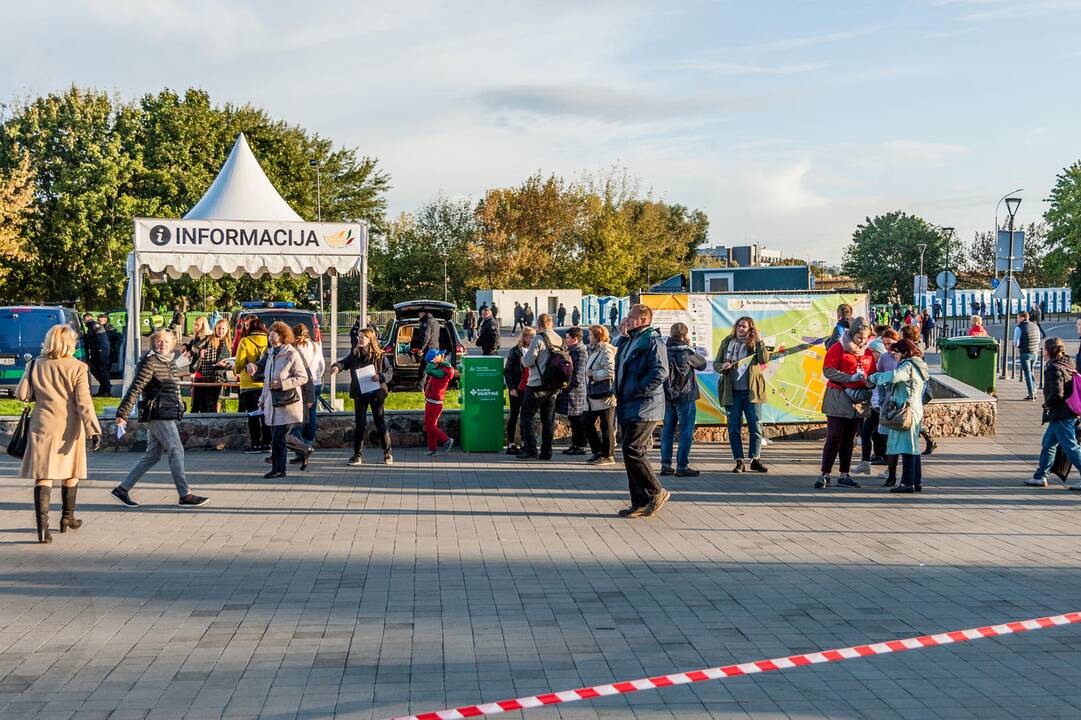 Žmonės rinkosi į šv. Mišias Santakoje