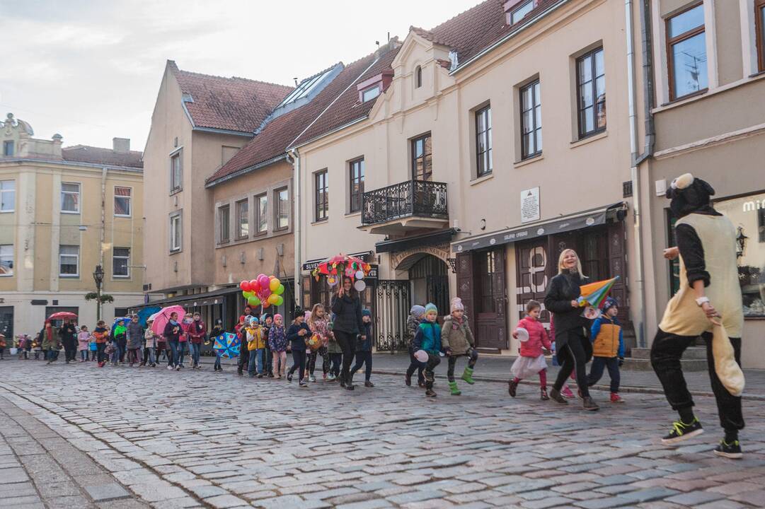 Mažieji kauniečiai Senamiestyje dovanojo šypsenas