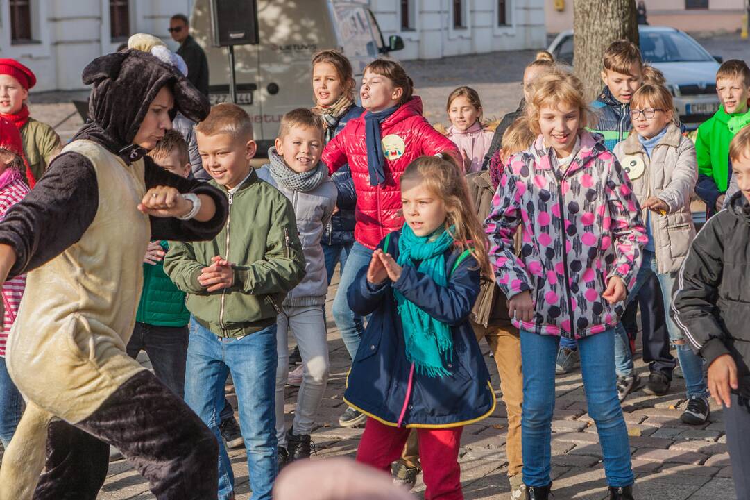 Mažieji kauniečiai Senamiestyje dovanojo šypsenas