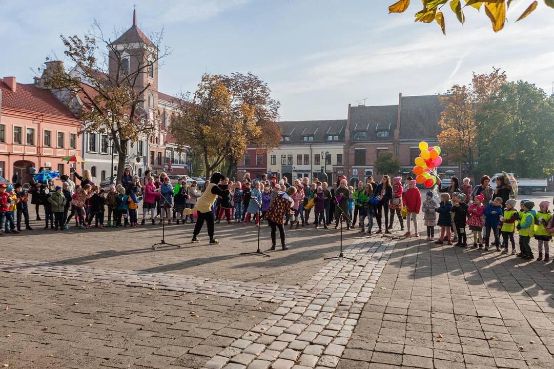 Mažieji kauniečiai Senamiestyje dovanojo šypsenas