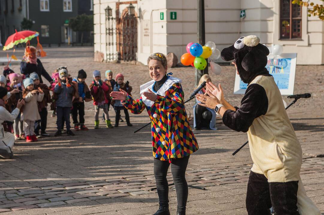 Mažieji kauniečiai Senamiestyje dovanojo šypsenas