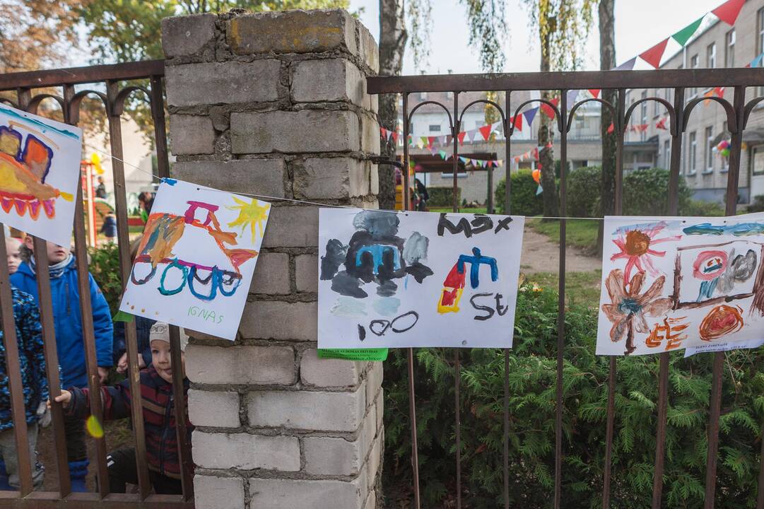 Mažieji kauniečiai Senamiestyje dovanojo šypsenas