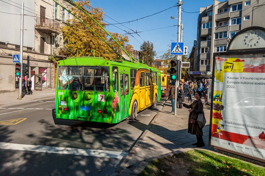 Išmargintas senasis troleibusas Kaune