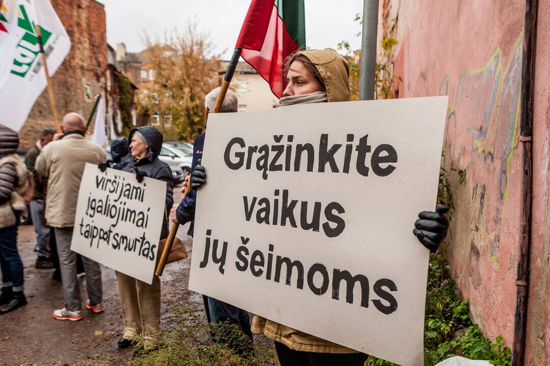 Piketas Kaune dėl atimtų vaikų