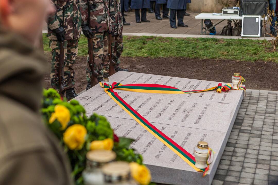 Kaune atidengta paminklinė plokštė sušaudytiems ministrams