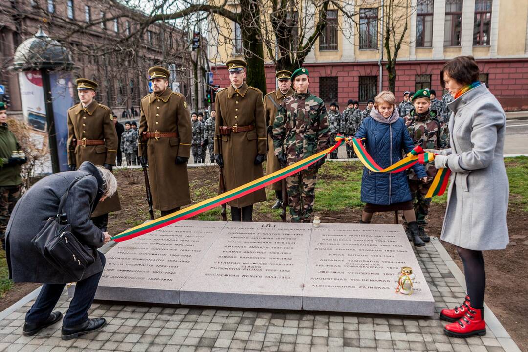 Kaune atidengta paminklinė plokštė sušaudytiems ministrams