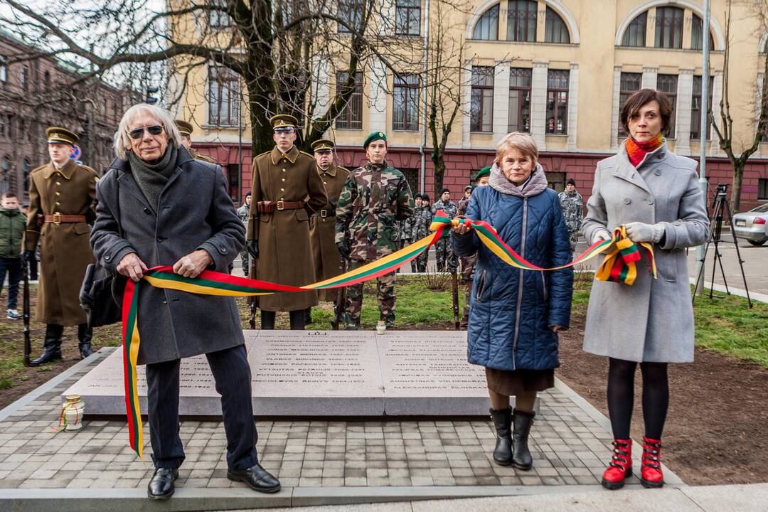 Kaune atidengta paminklinė plokštė sušaudytiems ministrams