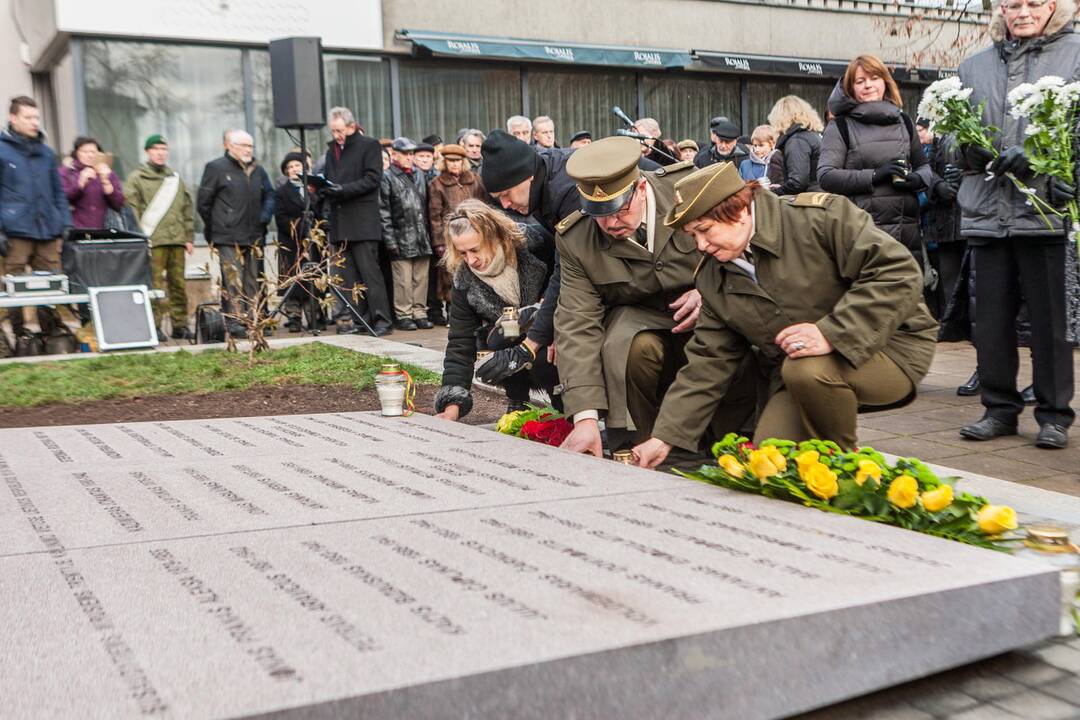 Kaune atidengta paminklinė plokštė sušaudytiems ministrams