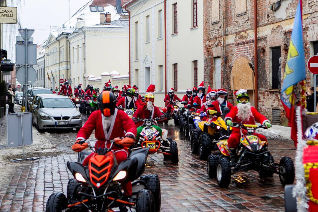 Kalėdų Seneliai į Rotušės aikštę suvažiavo keturračiais
