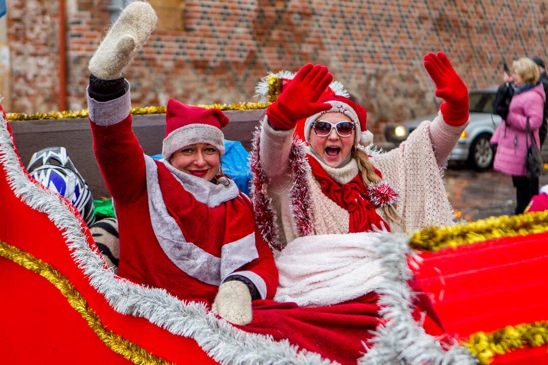 Kalėdų Seneliai į Rotušės aikštę suvažiavo keturračiais