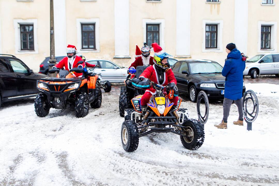 Kalėdų Seneliai į Rotušės aikštę suvažiavo keturračiais