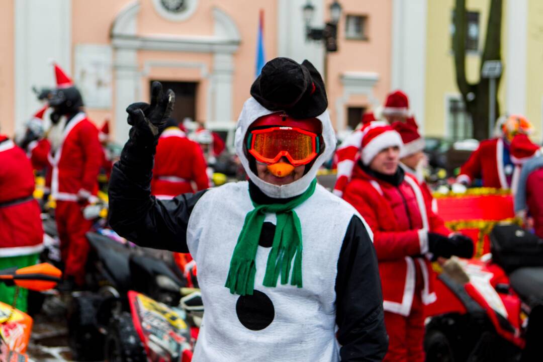 Kalėdų Seneliai į Rotušės aikštę suvažiavo keturračiais
