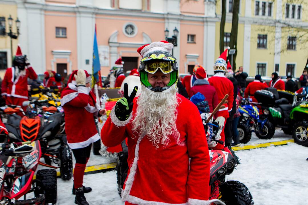 Kalėdų Seneliai į Rotušės aikštę suvažiavo keturračiais