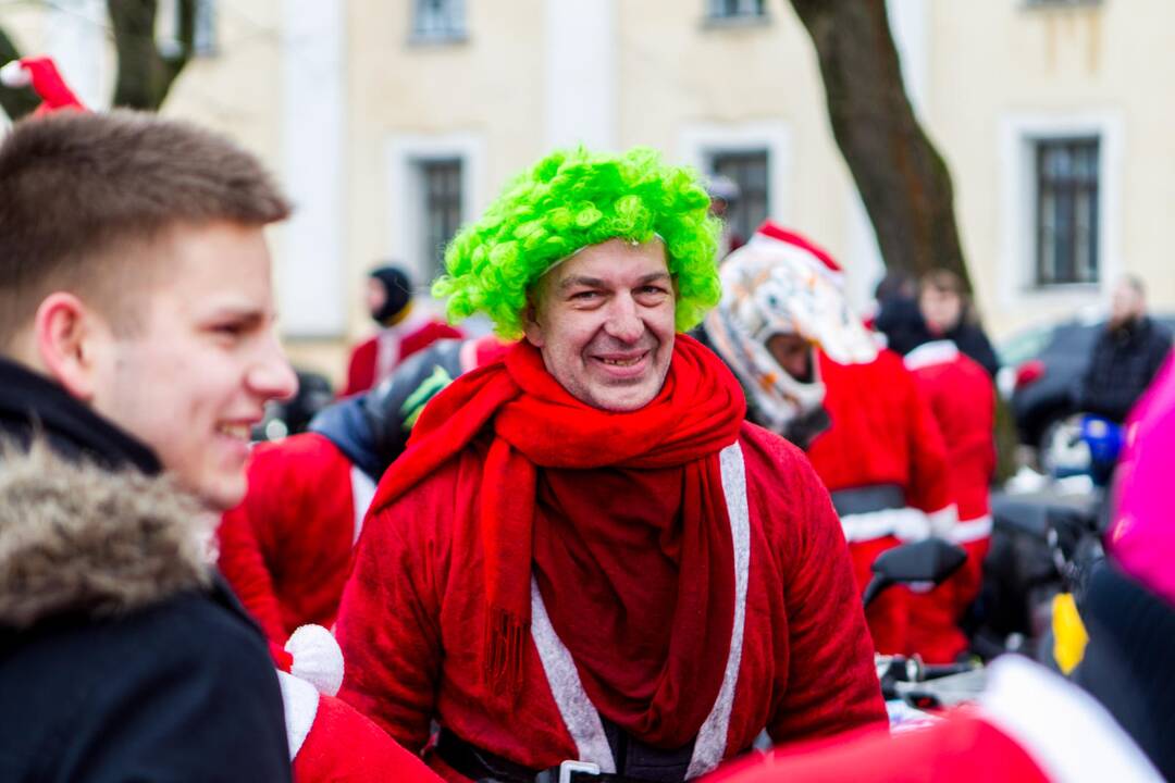 Kalėdų Seneliai į Rotušės aikštę suvažiavo keturračiais