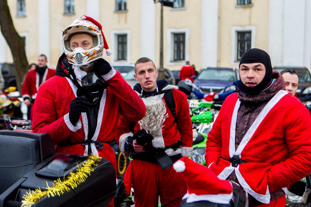 Kalėdų Seneliai į Rotušės aikštę suvažiavo keturračiais