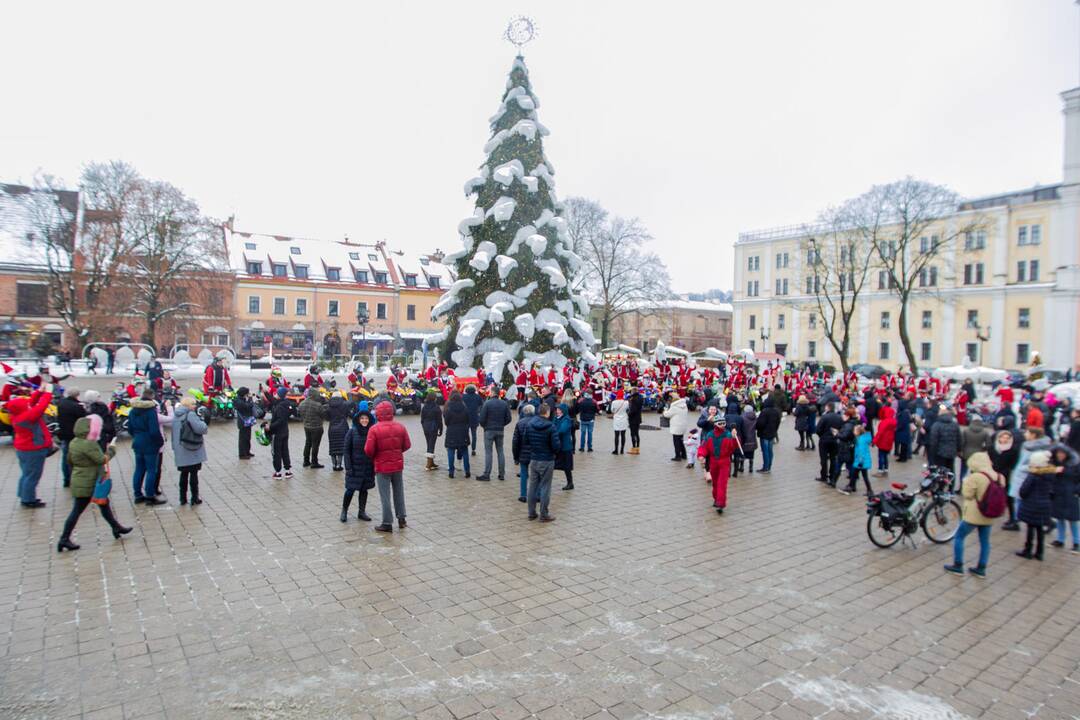 Kalėdų Seneliai į Rotušės aikštę suvažiavo keturračiais